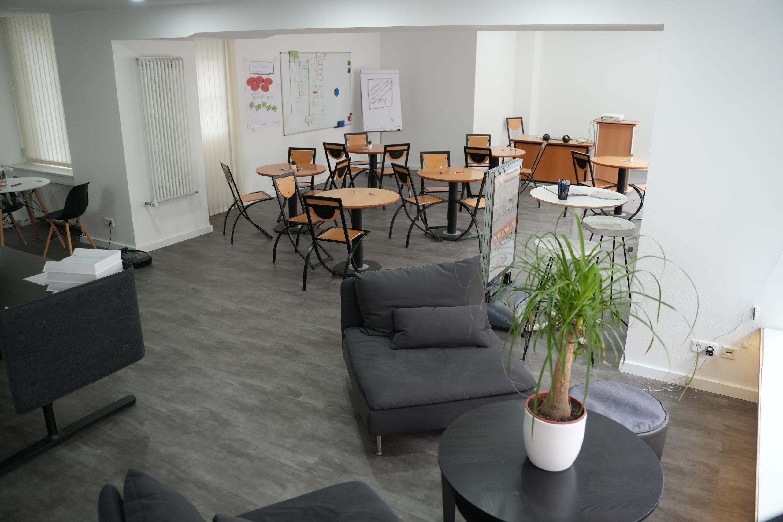Innenansicht der DURU Fahrschule Bad Salzuflen mit Lounge und Bereich für den Theorieunterricht